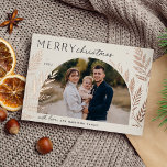 Winter Laurel | Frohe Weihnachten Foto Folien Feiertagskarte<br><div class="desc">Ein elegantes und elegantes Design mit einem Single,  horizontal oder landschaftlich orientiert,  in einer einzigartigen Gewölbekonstruktion,  geschmückt mit feinem botanischem Blattwerk in luxuriöser Goldfolie. "Frohe Weihnachten" erscheint oben links,  mit Ihrem Familiennamen unten. Eine raffinierte,  naturlich inspirierte Wahl für Ihre Weihnachtsgrüße 2022.</div>
