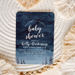 Winter Night Sky Gender Neutral Baby Dusche Einladungspostkarte<br><div class="desc">Diese niedliche,  geschlechtsneutrale Baby Dusche Einladungskarte ist mit einem farbenfrohen Hintergrund eines Sternenhimmels mit schneebedeckten Kiefern am unteren Ende des Raumes versehen. Ihre individuelle Name- und Duschdetails erscheinen in einer modernen Schriftzeichen.</div>