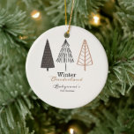 Winter Onederland First Christmas Boho Minimalisti Keramik Ornament<br><div class="desc">Boho Bliss in jedem Zweig: Genießen Sie die ruhigen Ausblicke unseres Winterschmuckes aus dem 19. Jahrhundert, der mit drei stilvollen, minimalistischen Bäumen geschmückt ist. Die sanften Boho-Farben schaffen eine beruhigende Atmosphäre und machen es zu einer idealen Wahl für die erste Weihnachtszeit Ihres Kindes. Es ist eine Feier der Einfachheit und...</div>