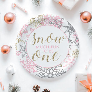 Winter Onederland Schnee viel Spaß, um eine Platte Pappteller