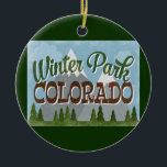 Winter Park Colorado Fundus Retro Snowy Mountains Keramik Ornament<br><div class="desc">Winter Park Colorado Neo Vintage Reisedesign im lustigen Retro-Cartoon-Stil mit schneebedeckten Bergen,  Wäldern und Bäumen darunter,  blauen Himmel und coolem Retro-Skript-Text.</div>