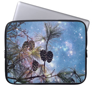 Winter Pine Cones unter einem Sternenhimmel Laptopschutzhülle