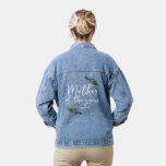 Winter Pine & Gold Weihnachtsmutter des Bräutigams Jeansjacke<br><div class="desc">Entdecken Sie den Zauber der Saison mit unseren Winter Pine & Gold Flecks Weihnachts-Einladungen und Dekor Kollektion. Bringen Sie den Zauber eines Winterwunderlands in Ihren besonderen Tag mit diesen eleganten Designs, die mit glitzernden Goldflecks und der zeitlosen Schönheit der Kiefer verziert sind. Set die Bühne für eine herzliche und unvergessliche...</div>