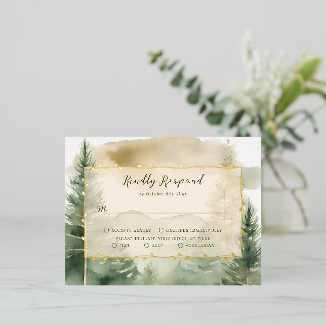 Winter Pine Tree Forest Monogram Wedding RSVP Card Folie Einladungspostkarte (Stehend vorne)