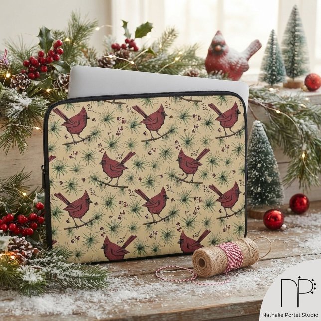 Winter Red Kardinals Weihnachtsmuster Laptopschutzhülle (This winter laptop sleeve features hand-drawn cardinals on pine for elegant holiday protection.)