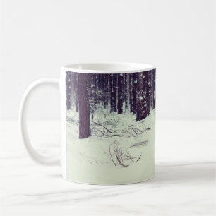 Winter schneebedeckter Kiefernwald, Hundeschlitten Kaffeetasse