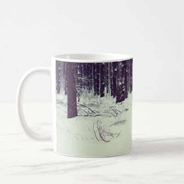 Winter schneebedeckter Kiefernwald, Hundeschlitten Kaffeetasse (Links)