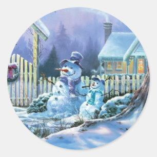 Winter-Schneemann vor einem Weihnachts-Cottage Runder Aufkleber