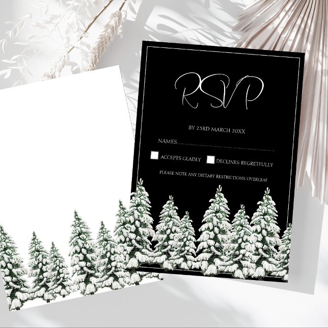 Winter Schwarz-Weiß-Schneekiefern Hochzeit RSVP Karte (Winter Black and White Snowy Pine Trees Wedding RSVP Card)