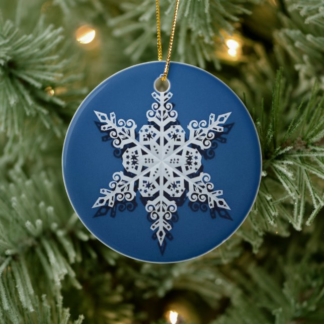 Winter Sky Snowflake — Classic White on Blue Keramik Ornament (Baum)