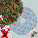 Winter Snow Fox Muster Polyester Weihnachtsbaumdecke<br><div class="desc">Weihnachtsfox-Muster draußen im Schnee mit braunen Bäumen und auf einem hellblauen Hintergrund. Fox in sitzenden und stehenden Positionen gezeigt,  manchmal mit roter Weihnachtsmannmütze und/oder Winterschal.</div>