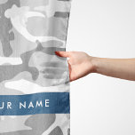 Winter Snow Gray Camouflage Ihr Name personalisier Schal<br><div class="desc">Elegantes,  stilvolles und raffiniertes Winterschneemodell in grau-weiß getarnt. Moderne und trendige Geschenke,  perfekt für den militärischen Liebhaber in Ihrem Leben. Personalisieren Sie diese durch Hinzufügen von Namen,  Spitznamen,  Monogramm oder Initialen.</div>