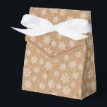 Winter Snowflake Kraft Gedruckter Urlaub Geschenkschachtel<br><div class="desc">Kraft bedruckte Gefälligkeitsbox mit Schleifenbogen. Die Box ist mit weißen und grauen Schneeflocken in verschiedenen Größen geschmückt. Ideal für Party,  Gastgeschenke,  Backwaren und vieles mehr. Entwurf gedruckt mit einem Imitat (simuliert) Kraft Muster. Design ist in einer kuratierten Sammlung moderner Ferienfarben verfügbar. Kontaktieren Sie uns für eventuelle Anpassungen. Gute Ferien!</div>