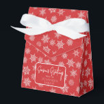 Winter Snowflake Weihnachten Roter Feiertag Gruß Geschenkschachtel<br><div class="desc">Weihnachts-Rot-Gefälligkeitsbox mit Schleifenbogen und einfachem Urlaubstag Gruß-Tag. Die Box ist mit weißen und grauen Schneeflocken in verschiedenen Größen geschmückt. Ideal für Party,  Gastgeschenke,  Backwaren und vieles mehr. Design ist in einer kuratierten Sammlung moderner Ferienfarben verfügbar. Kontaktieren Sie uns für eventuelle Anpassungen. Gute Ferien!</div>