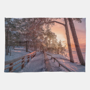 Winter Sonnenuntergang im Kiefernwald in der Nähe  Geschirrtuch