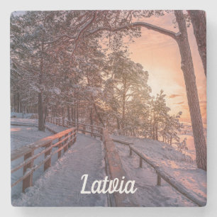 Winter Sonnenuntergang in Kiefernwald in der Nähe  Steinuntersetzer