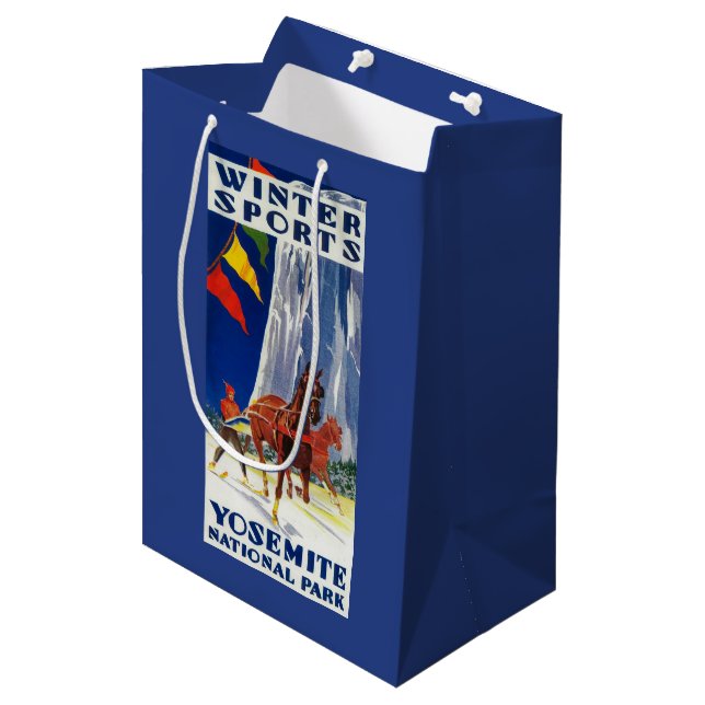 Winter-Sport bei Yosemite PosterYosemite, CA Mittlere Geschenktüte (Vorderseite Schrägansicht)