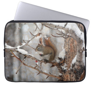 Winter Squirrel, Snow & Red Berries Xmas Design Laptopschutzhülle