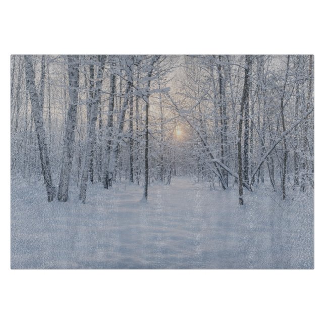 Winter Sunlight in Quiet Birch Forest Schneidebrett (Vorderseite)