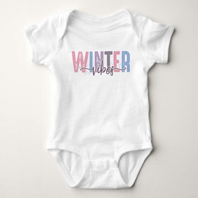 Winter Vibes - Weiche Pasteltypografie Baby Strampler (Vorderseite)