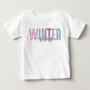 Winter Vibes - Weiche Pasteltypografie Baby T-shirt