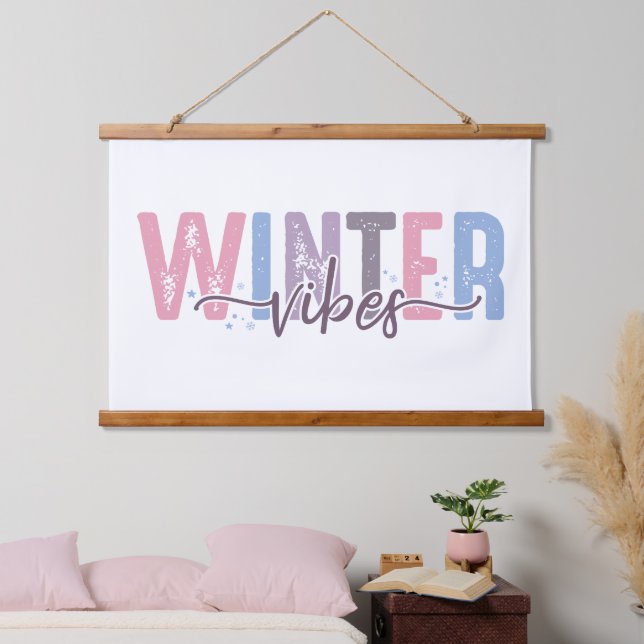 Winter Vibes - Weiche Pasteltypografie Wandteppich Mit Holzrahmen (Schlafzimmer)