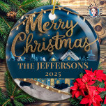 Winter Village Frohe Weihnachten Custom Familienna Keramik Ornament<br><div class="desc">Feiern Sie die Urlaubssaison mit dem Winterdorf Merry Christmas Custom Family Name Keramik Ornament, eine charmante Ergänzung Ihrer festlichen Dekoration. Dieses wunderschön gestaltete Ornament besticht durch eine malerische Winterdörfsszene, die sich perfekt eignet, um den Weihnachtsgeist zu erfassen. Personalisieren Sie es mit dem Namen Ihrer Familie, um einen einzigartigen Sake zu...</div>