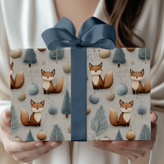Winter-Waldfox und Weihnachtsbaum in Blau Geschenkpapier (Von Creator hochgeladen)