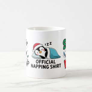 Winter-Weihnachts-Pinguin-Abenteuer in schneebedec Kaffeetasse