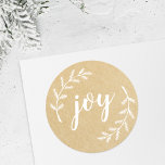 Winter White Wreath Christmas Joy Kraft Runder Aufkleber<br><div class="desc">Weihnachtsgeschenkte Umschlag Aufkleber und Geschenksticker mit "joy" Handschrift mit weißen Kiefernästen auf braunem Kraftstil.</div>