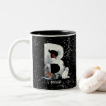 Winter Wonderland Alphabet B Monogram | Schneebolf Zweifarbige Tasse<br><div class="desc">Elegantes, Hübsches und modernes Alphabet-Monogramm-Design im Winterwunder. Mit einem schneebedeckten Tag in einem Berg mit großen Waldkiefern, mit Schnee und Schneeflocke über dem Alphabet B mit Winterroten Vögeln, großen braunen Rentieren und weißen Wolf sitzen vor Schneeszenen. Andere Buchstaben sind in meinem Geschäft verfügbar. Bitte klicken Sie auf den Link "Weitere...</div>