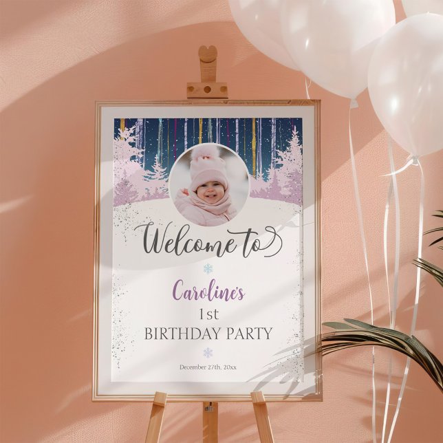 Winter Wonderland Erster Geburtstag Willkommen Fot Poster (Welcome sign for 1st birthday for girls. Winter Wonderland theme. Navy blue, purple, snow, forest)