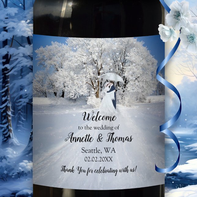 Winter Wonderland Fine Art Wedding Weinetikett (Wedding wine label featuring a fine art painting of a couple with umbrella in winter wonderland)