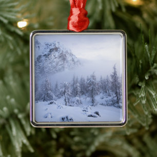Winter wonderland, fog, spruce forest and mountain ornament aus metall