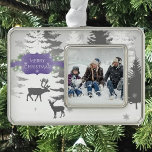 Winter Wonderland Gerahmte Ornamente - Lila Rahmen-Ornament Silber<br><div class="desc">Dekorieren Sie Ihren Baum in dieser Ferienzeit mit einem Winter Wonderland Gerahmten Weihnachtsschmuck. Das Ornament-Design besticht durch eine graue und weiße Winterwunder-Szene mit einem Hirsch und Rentier, geschmückt mit fallenden Schneeflocken und einem extravaganten lila Anhänger mit einem Urlaubssgruss und Rahmen können Sie Ihr eigenes Foto hinzufügen. Mit diesem Design sind...</div>