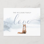 Winter Woodland Fox Familie Name Script-Liebe Feiertagspostkarte<br><div class="desc">Personalisieren Sie Ihren Namen auf dieser schicken Urlaubspostkarte mit Fuchs auf einem Waldhintergrund im Winter. Entwickelt von Thisisnotme©</div>