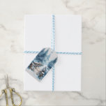 Winter Woods Blue Bridge Over River Christmas Geschenkanhänger<br><div class="desc">Ein schönes Bild einer blauen Winter-Woodsy-Szene auf jemandes Weihnachtsgeschenk zu setzen. Weiße Textur mit blauem Text auf der Rückseite.</div>