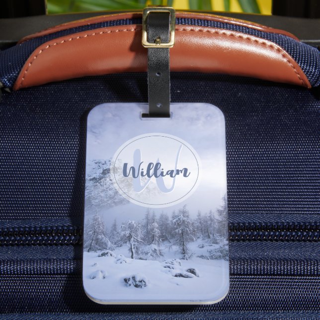 Winter Wunderland Nebel Fichtenwald Schneemonogram Gepäckanhänger (Vorderseite Insitu 2)