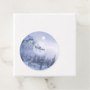 Winter Wunderland Nebel Fichtenwald Schneemonogram Geschenkanhänger