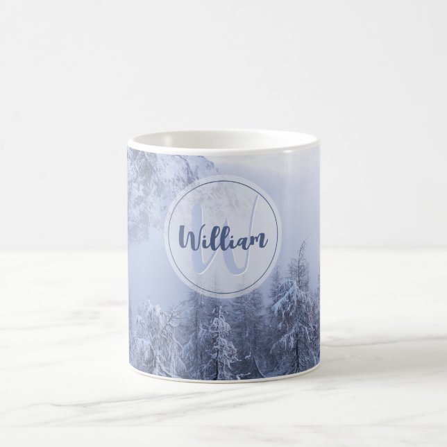 Winter Wunderland Nebel Fichtenwald Schneemonogram Kaffeetasse (Mittel)