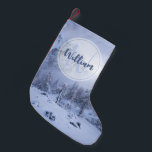 Winter Wunderland Nebel Fichtenwald Schneemonogram Kleiner Weihnachtsstrumpf<br><div class="desc">Nebel rollt durch den Fichtenwald mit Bergen oben. Schöne Winterwunderlandschaft. Mit einem personalisierbaren,  benutzerdefinierten Monogramm mit Ihrem Initial und Namen.</div>