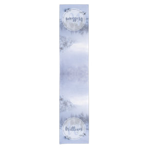 Winter Wunderland Nebel Fichtenwald Schneemonogram Kurzer Tischläufer