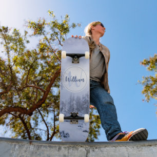 Winter Wunderland Nebel Fichtenwald Schneemonogram Skateboard