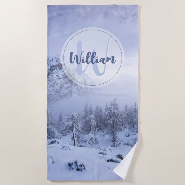 Winter Wunderland Nebel Fichtenwald Schneemonogram Strandtuch (Vorderseite)