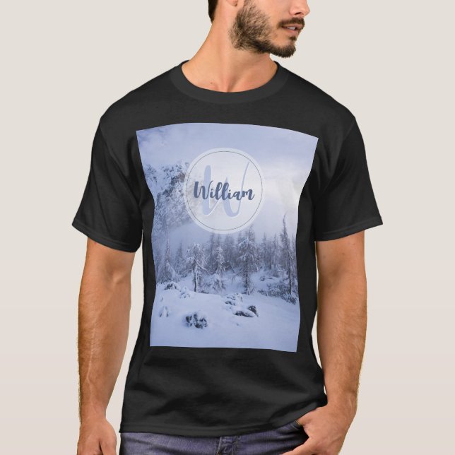 Winter Wunderland Nebel Fichtenwald Schneemonogram T-Shirt (Vorderseite)