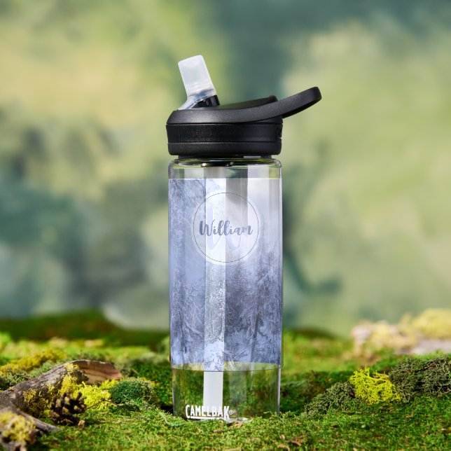 Winter Wunderland Nebel Fichtenwald Schneemonogram Trinkflasche (Außenbereich)