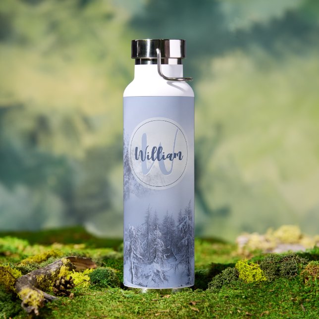 Winter Wunderland Nebel Fichtenwald Schneemonogram Trinkflasche (Außenbereich)