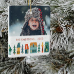Winter Zuhause Foto Keramikornament<br><div class="desc">Genießen Sie den Urlaubssinn mit unserem Winter Zuhause Foto Keramik Ornament! Mit schicken, Vintagen Illustrationen von Winterhäusern und charmanten Schneemännern reicht unsere individuell gestaltbare Auswahl über den Kartenbereich hinaus. Wählen Sie aus Feiertagseinladungen, Foto-Postkarten und bewegten Ankündigungen zu einzigartigen Wohngestaltungen wie unseren festlichen Baumröcken und Strümpfen. Mit Rücksendeadressen-Aufklebern, Umschlag Aufklebern, Ornamenten...</div>