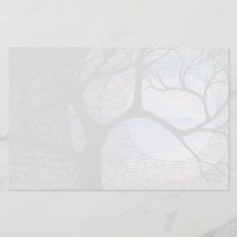 Winterbaum auf blauem Schwarzfelskreuz gepeitscht