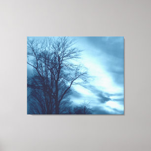 Winterbaum und Wolken in Blau auf ummantelten Canv Leinwanddruck